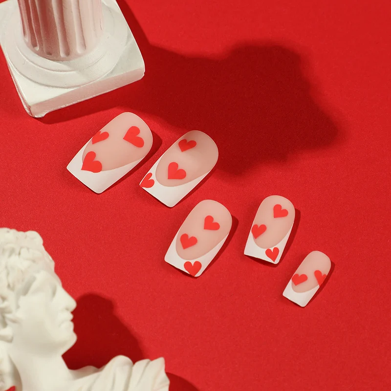 Kunstvolle Nagelkunst mit Herzdesign Karnz