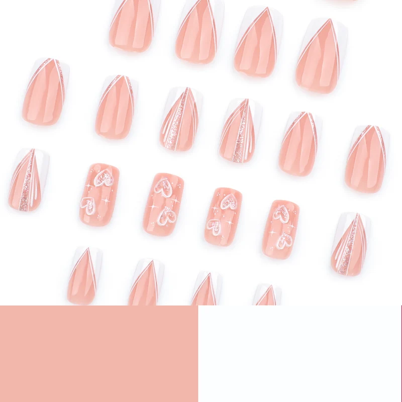 Kunstvolle Nagelkunst mit Herz-Design und Glitzereffekten Karnz