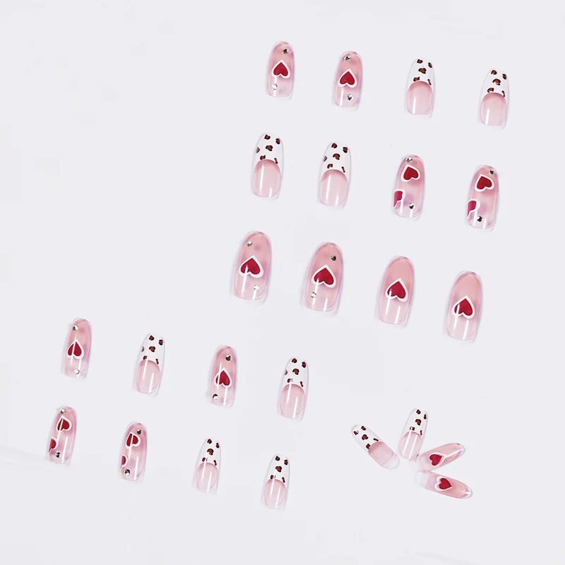 Kunstvolle Nagelkunst mit Herz-Design Karnz