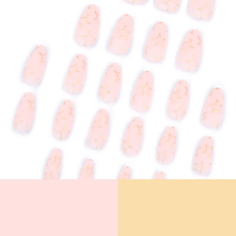 Kunstvolle Nagelkunst mit goldenen Sternmotiven Karnz
