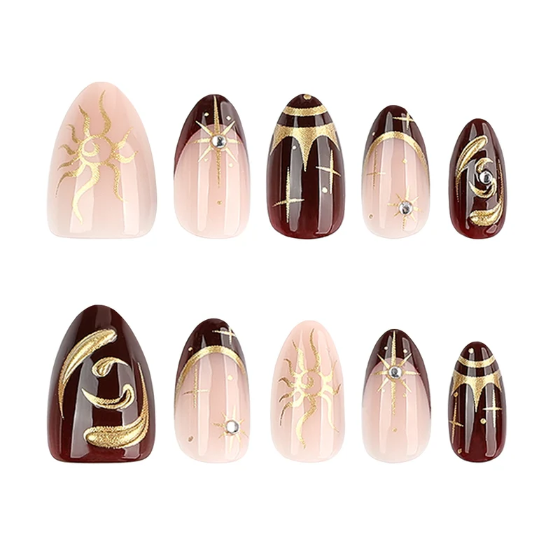Kunstvolle Nagelkunst mit goldenen Akzenten und mystischen Motiven Karnz