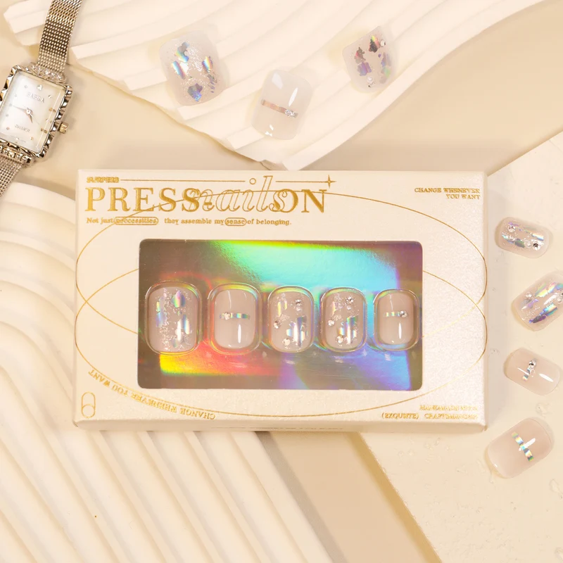 Kunstvolle Nagelkunst mit Glitzerakzenten und eleganten Details Karnz