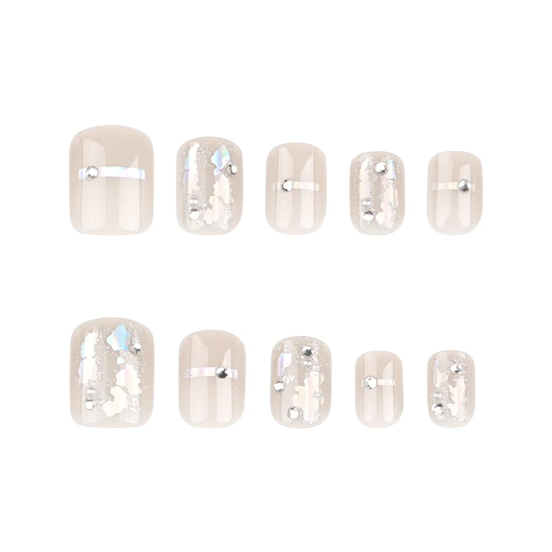 Kunstvolle Nagelkunst mit Glitzerakzenten und eleganten Details Karnz