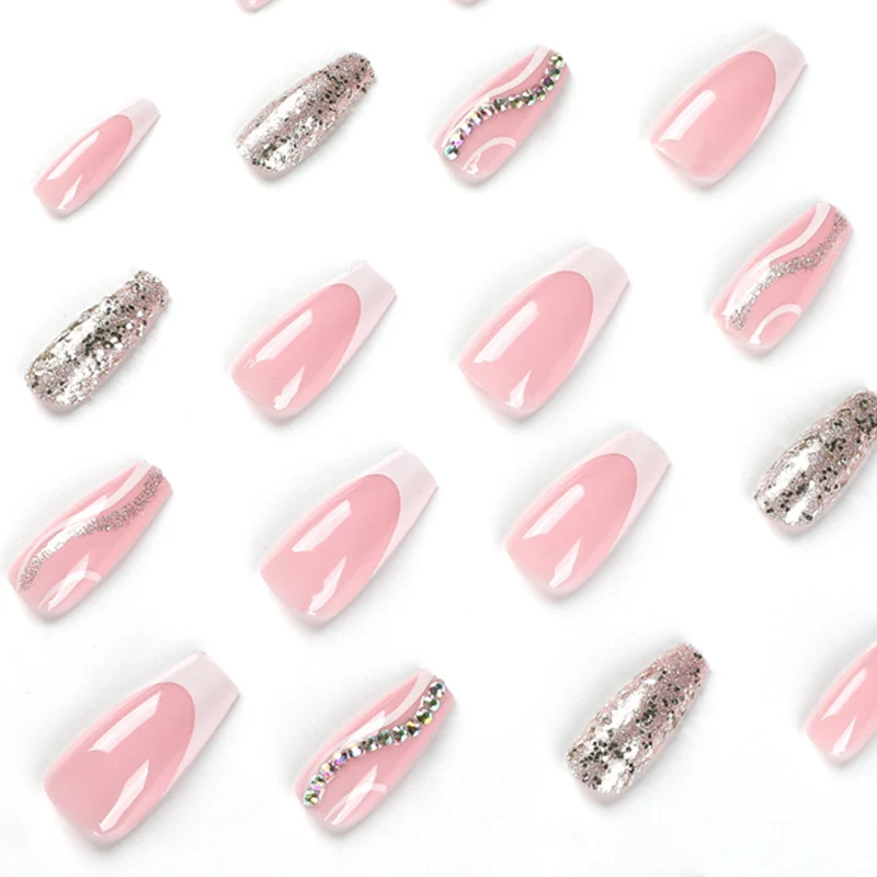 Kunstvolle Nagelkunst mit Glitzer- und Wellenakzenten Karnz
