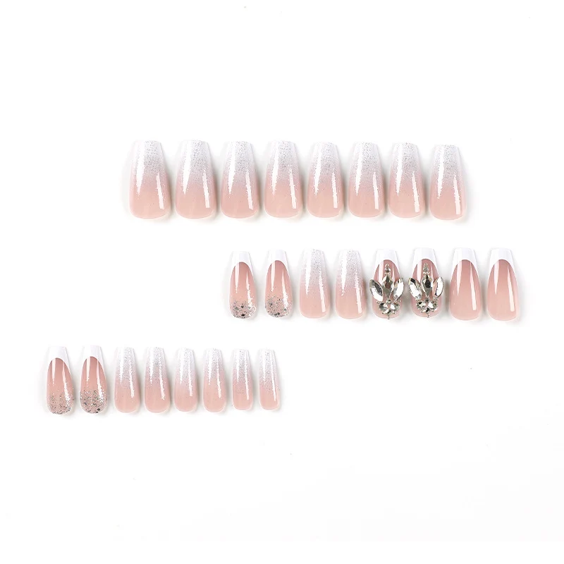Kunstvolle Nagelkunst mit Glitzer- und Schmuckdetails Karnz