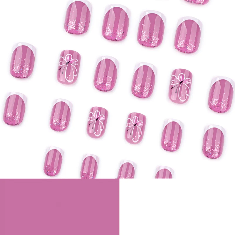 Kunstvolle Nagelkunst mit Glitzer und Schmetterlingsdesign Karnz