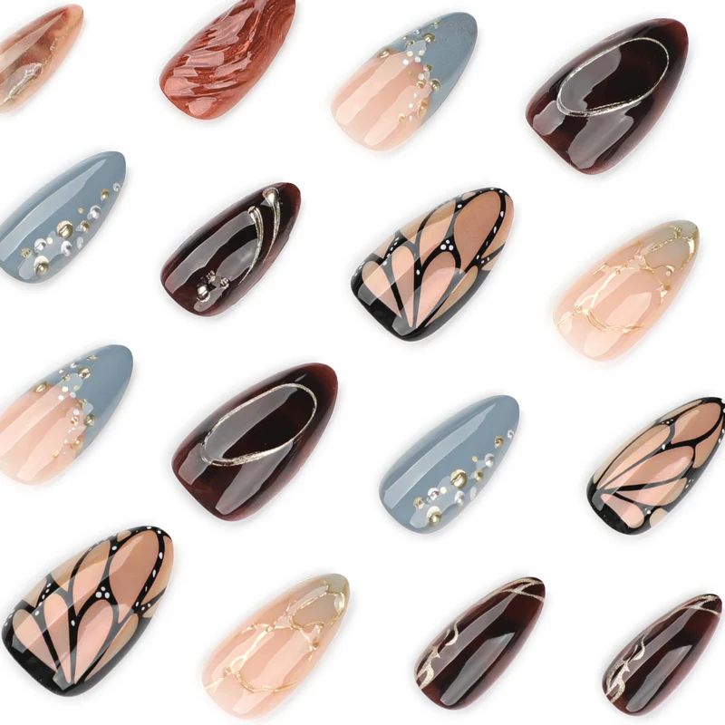 Kunstvolle Nagelkunst mit Glitzer und Akzenten Karnz