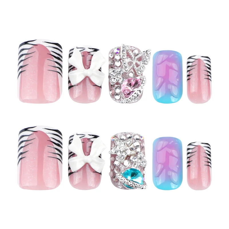 Kunstvolle Nagelkunst mit Glitzer und 3D-Details Karnz