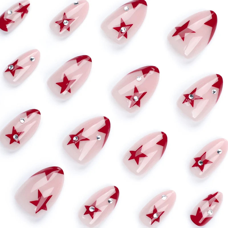 Kunstvolle Nagelkunst mit glamourösen Akzenten Karnz