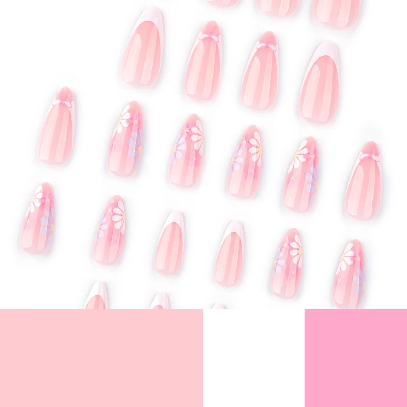 Kunstvolle Nagelkunst mit floralen Verzierungen Karnz