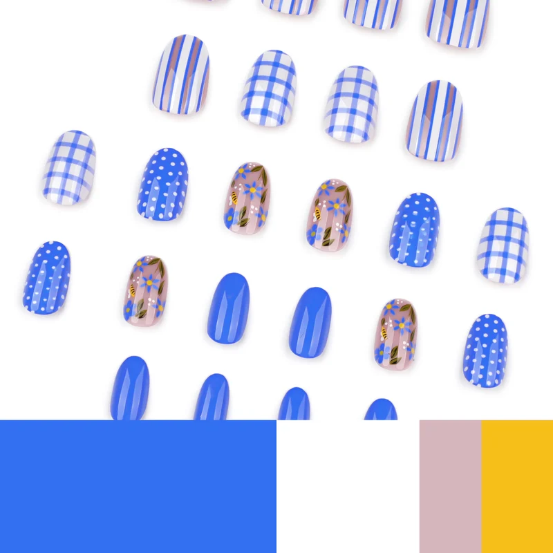 Kunstvolle Nagelkunst mit floralen und geometrischen Designs Karnz