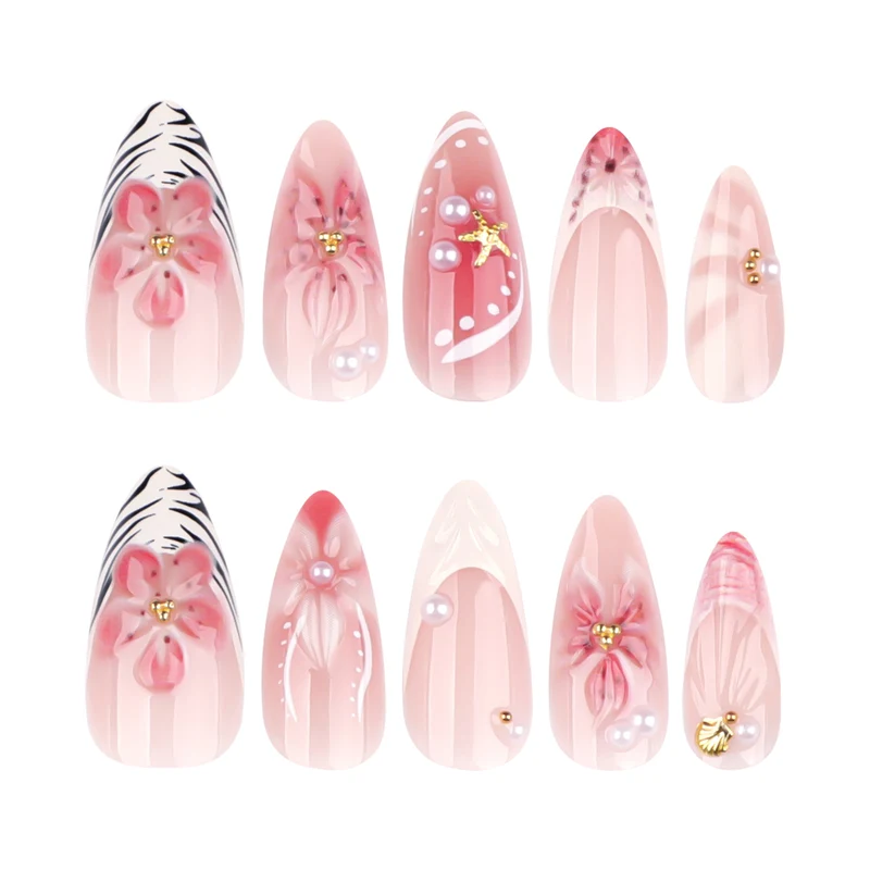 Kunstvolle Nagelkunst mit floralen und eleganten Akzenten Karnz