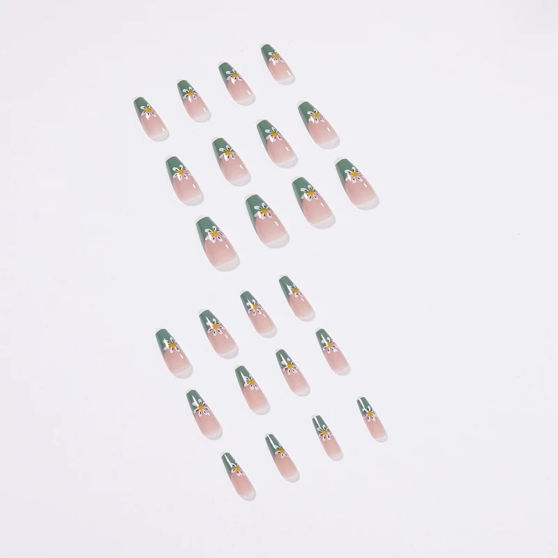 Kunstvolle Nagelkunst mit floralen Mustern Karnz