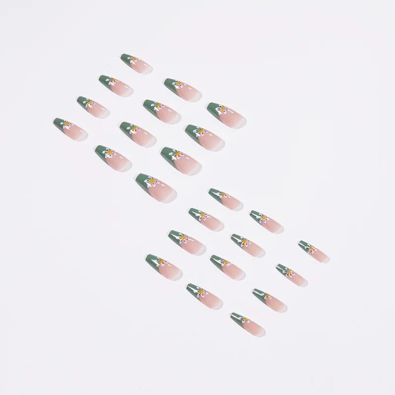 Kunstvolle Nagelkunst mit floralen Mustern Karnz