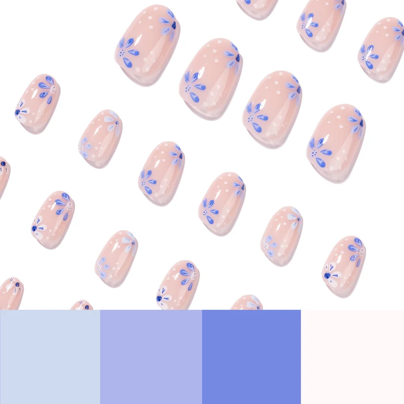 Kunstvolle Nagelkunst mit floralen Mustern Karnz
