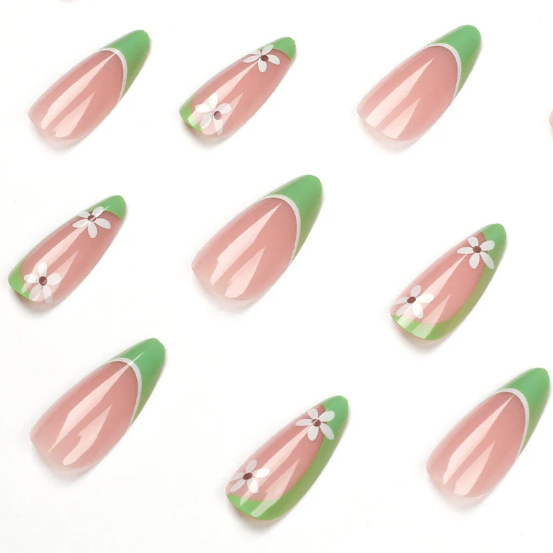 Kunstvolle Nagelkunst mit floralen Details Karnz