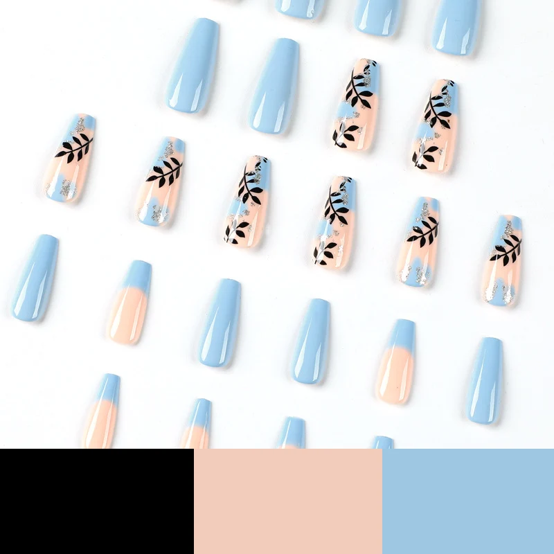 Kunstvolle Nagelkunst mit floralen Designs und Glitzer Karnz