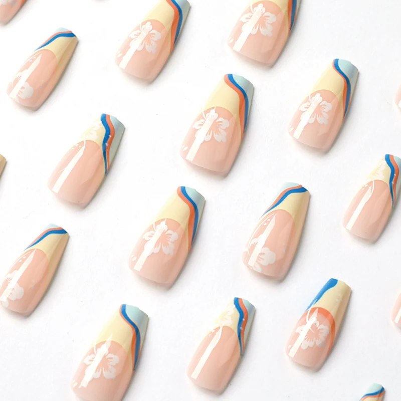 Kunstvolle Nagelkunst mit floralen Akzenten und kreativen Farbschichten Karnz