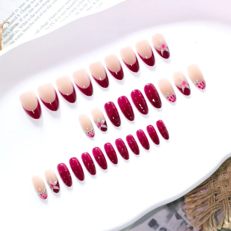 Kunstvolle Nagelkunst mit floralen Akzenten und glänzendem Finish Karnz