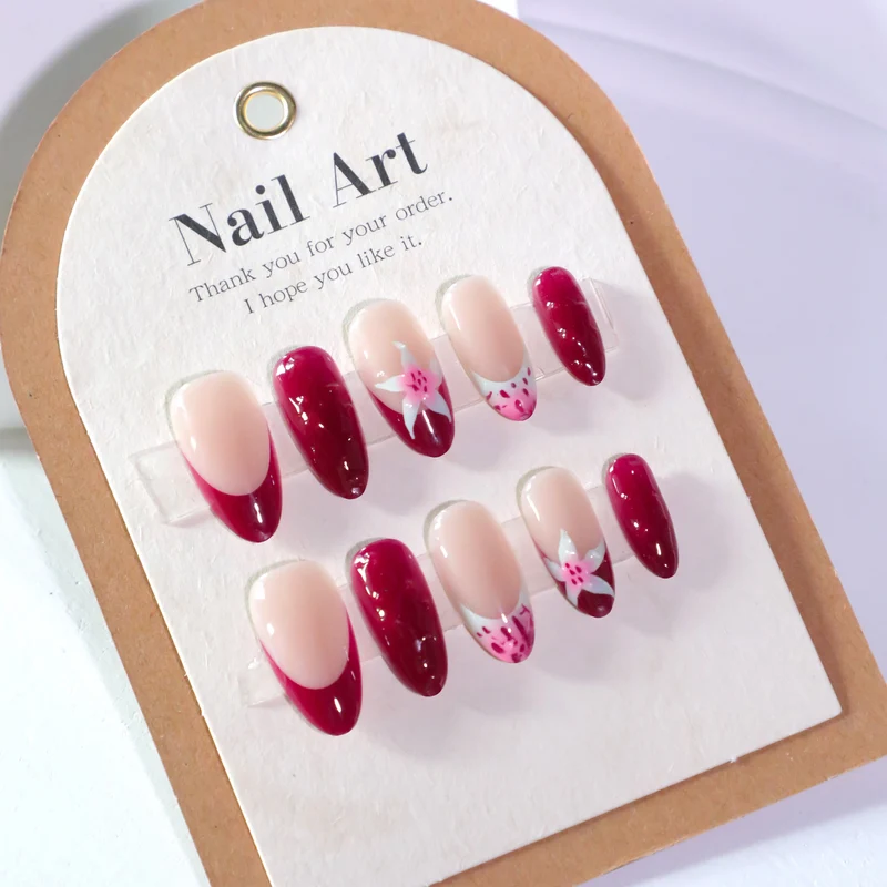 Kunstvolle Nagelkunst mit floralen Akzenten und glänzendem Finish Karnz