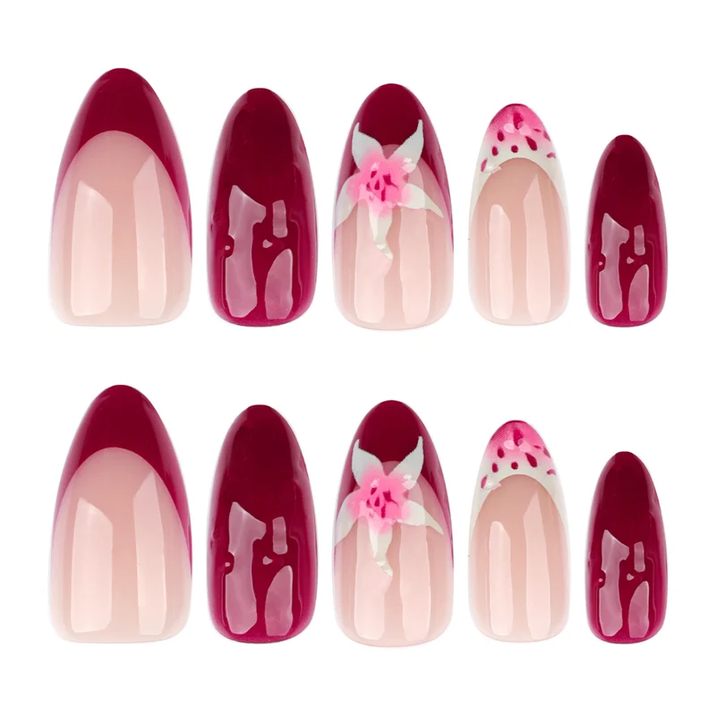 Kunstvolle Nagelkunst mit floralen Akzenten und glänzendem Finish Karnz