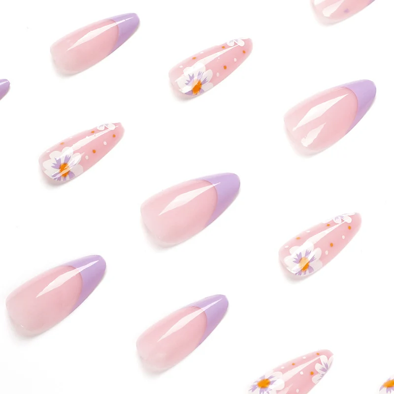 Kunstvolle Nagelkunst mit floralen Akzenten und Farbverlauf Karnz