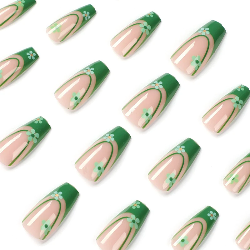 Kunstvolle Nagelkunst mit floralen Akzenten und elegantem Design Karnz