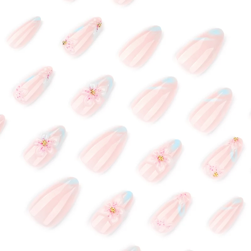 Kunstvolle Nagelkunst mit floralen Akzenten Karnz