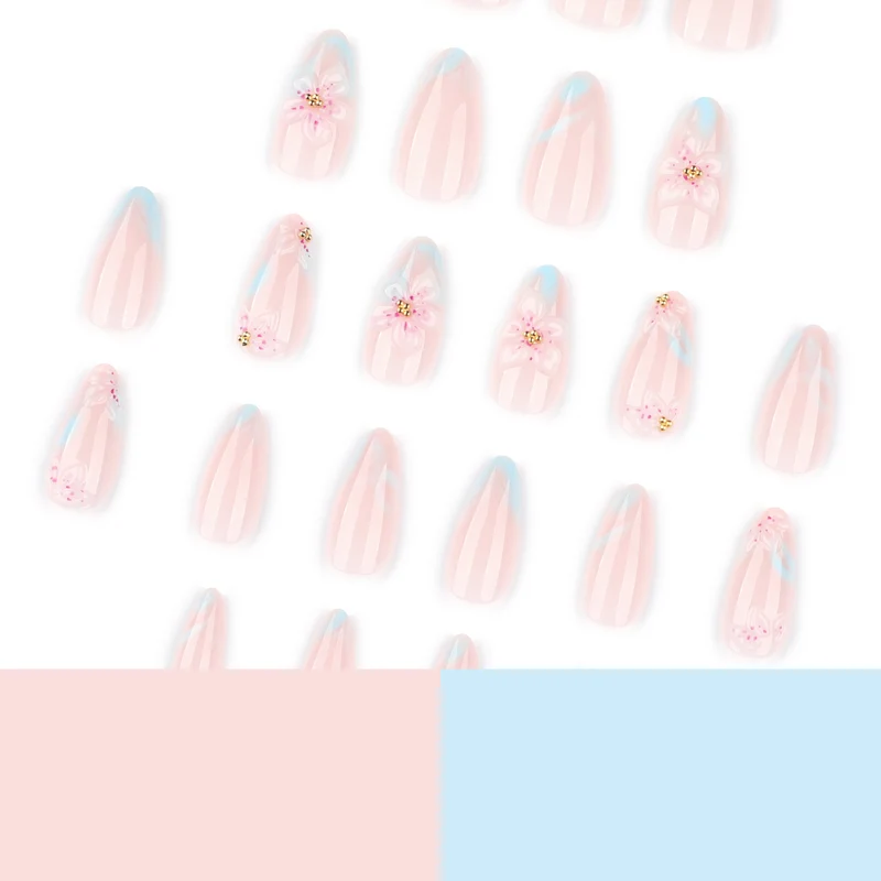 Kunstvolle Nagelkunst mit floralen Akzenten Karnz