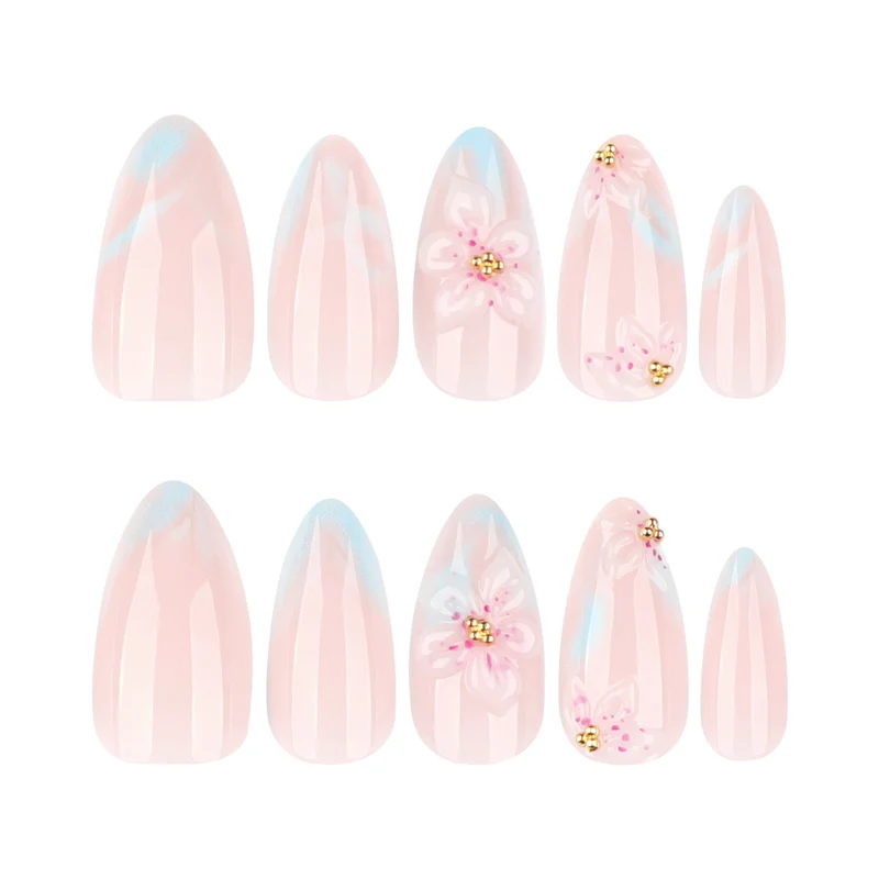 Kunstvolle Nagelkunst mit floralen Akzenten Karnz