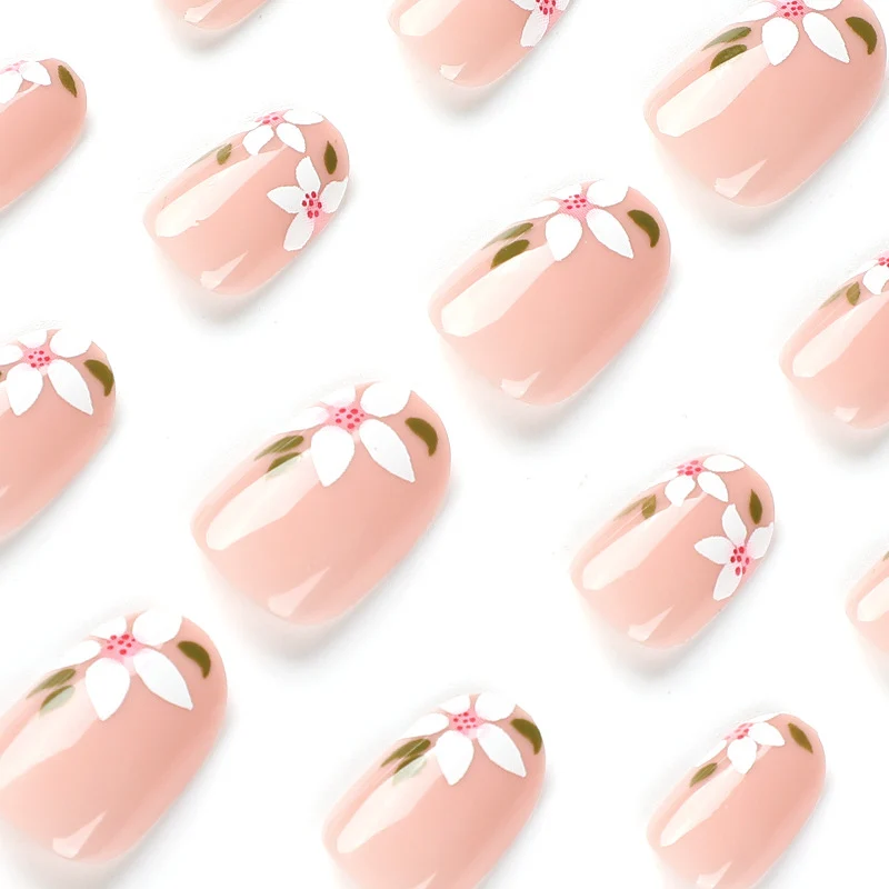 Kunstvolle Nagelkunst mit floralen Akzenten Karnz