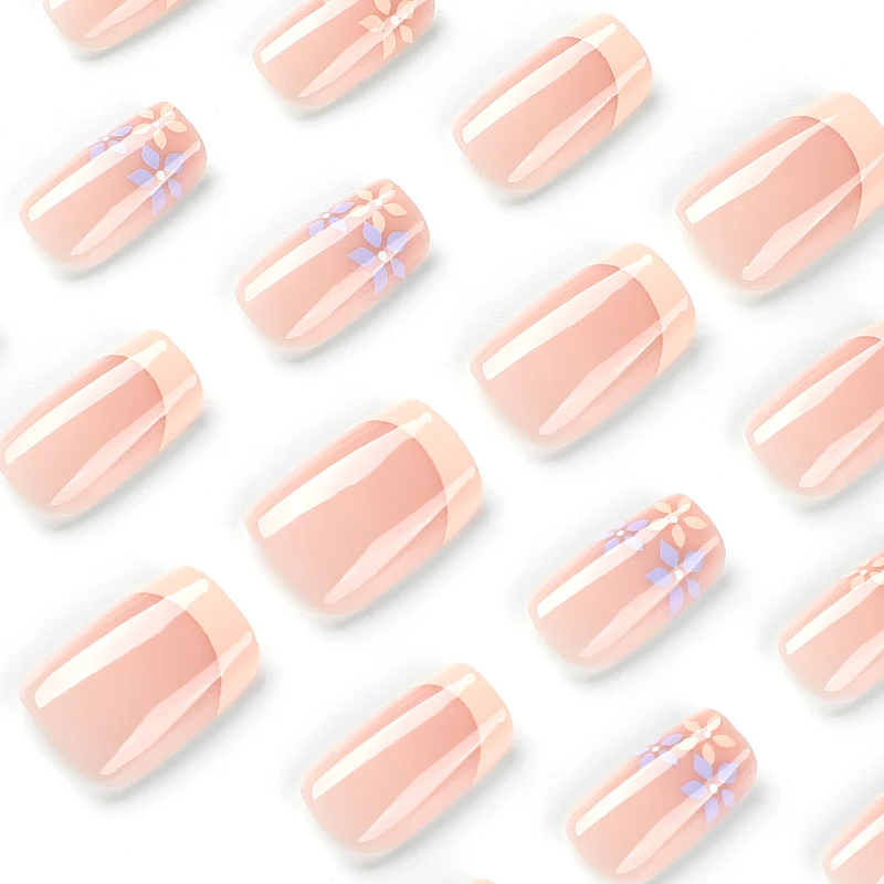 Kunstvolle Nagelkunst mit floralen Akzenten Karnz