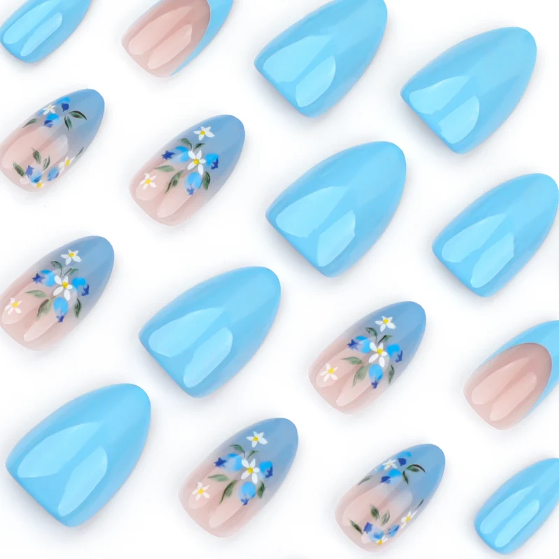 Kunstvolle Nagelkunst mit floralem Design Karnz