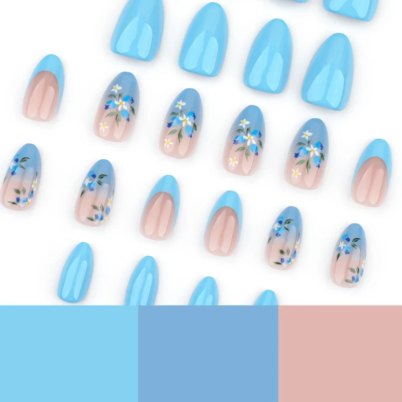 Kunstvolle Nagelkunst mit floralem Design Karnz