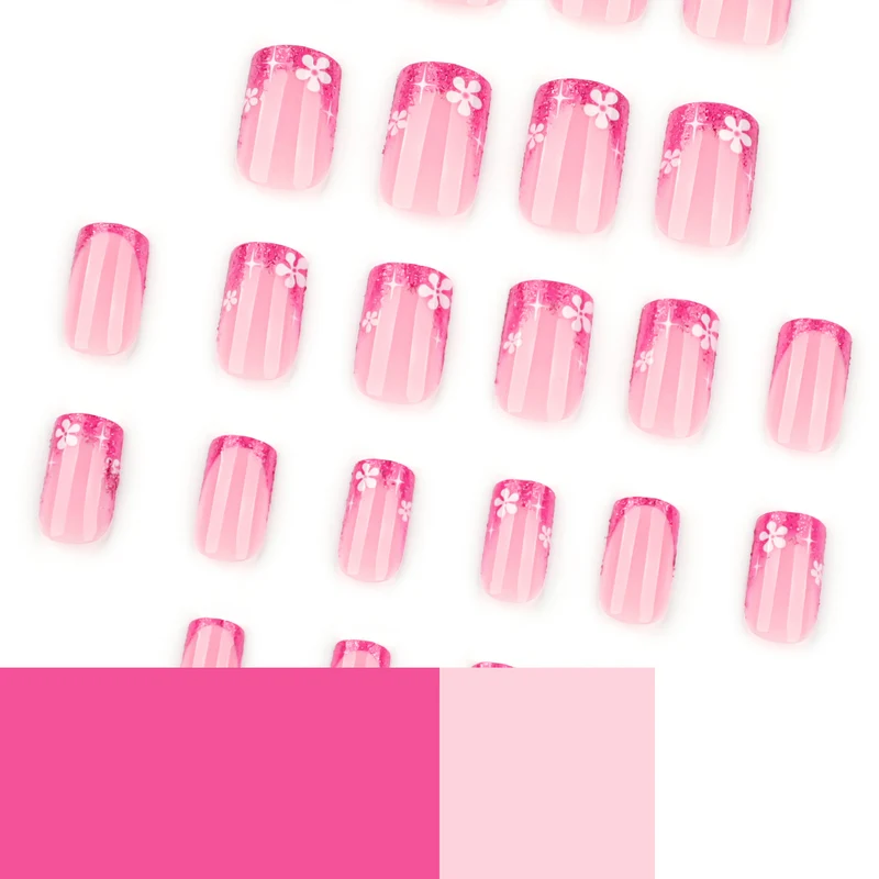 Kunstvolle Nagelkunst mit floralem Akzent und Glitzer Karnz