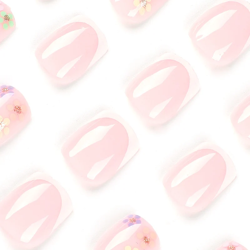 Kunstvolle Nagelkunst mit floralem Akzent und elegantem French-Tip Karnz