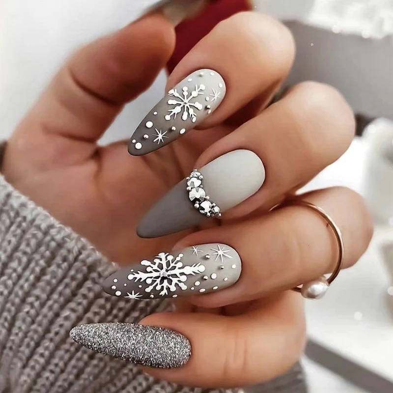 Kunstvolle Nagelkunst mit floralem 3D-Design Karnz
