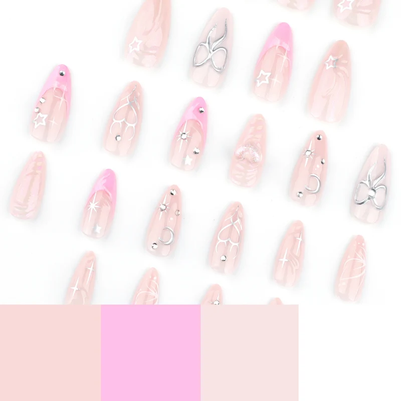 Kunstvolle Nagelkunst mit filigranen Designs und Glitzerakzenten Karnz