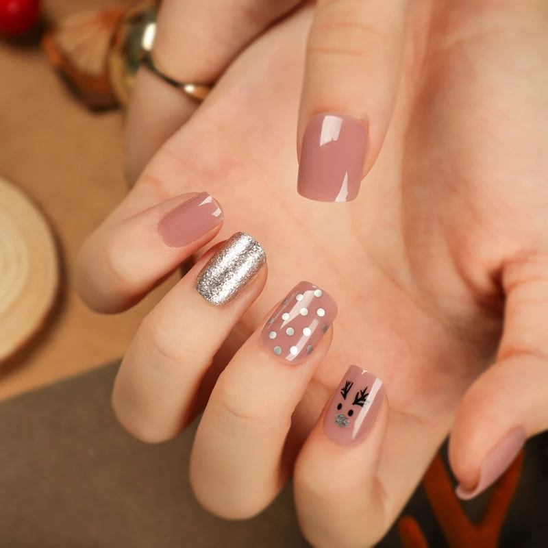 Kunstvolle Nagelkunst mit festlichen Akzenten Karnz