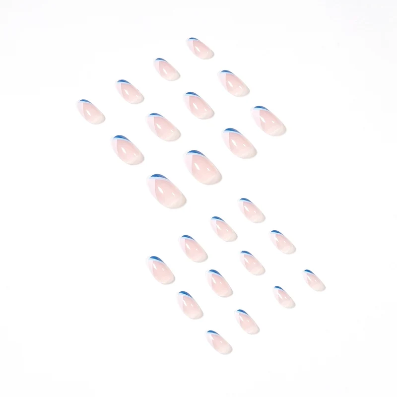 Kunstvolle Nagelkunst mit eleganten Spitzen und geometrischen Akzenten Karnz