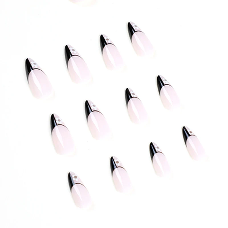 Kunstvolle Nagelkunst mit eleganten Schwarz-Weiß-Design und floralen Akzenten Karnz
