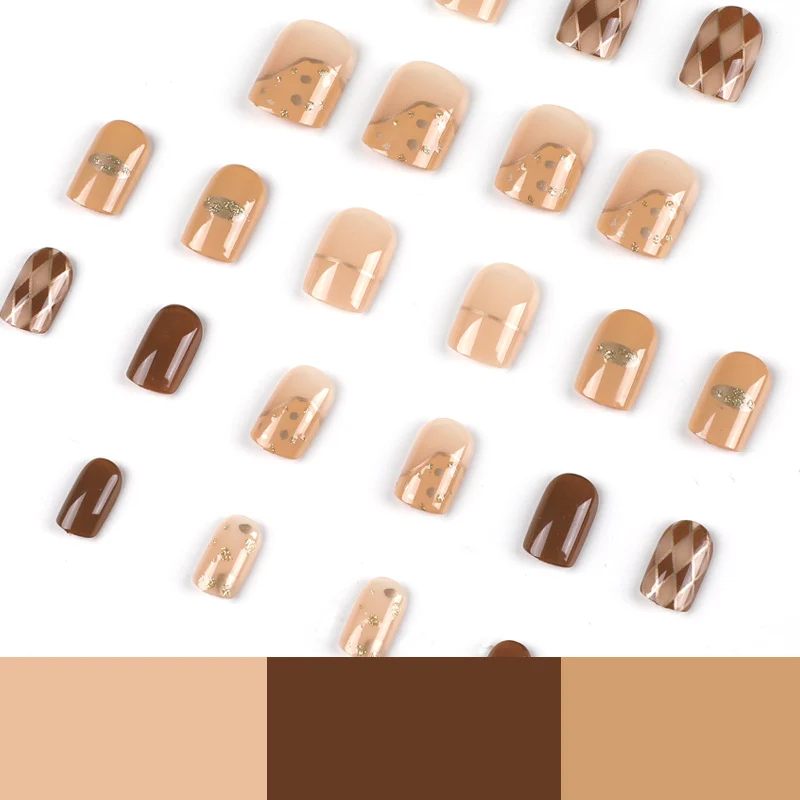 Kunstvolle Nagelkunst mit Eleganten Mustern Karnz