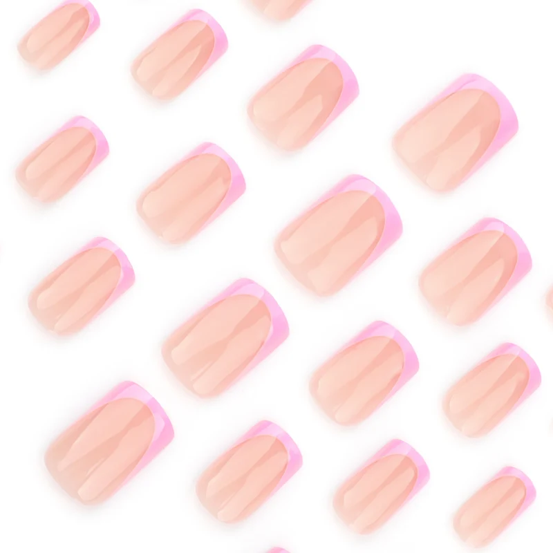 Kunstvolle Nagelkunst mit eleganten French-Tip Akzenten Karnz