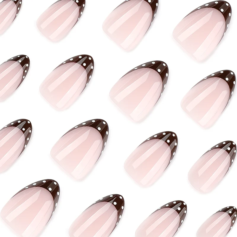 Kunstvolle Nagelkunst mit eleganten French-Spitzen und Glitzerakzenten Karnz
