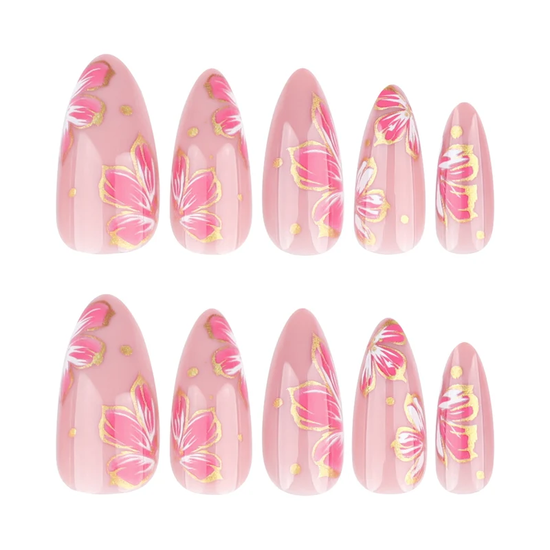 Kunstvolle Nagelkunst mit eleganten Blütenmotiven und Goldakzenten Karnz