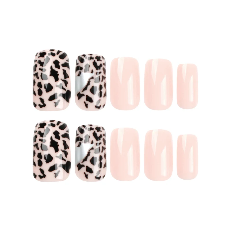 Kunstvolle Nagelkunst mit elegantem Tierdesign Karnz