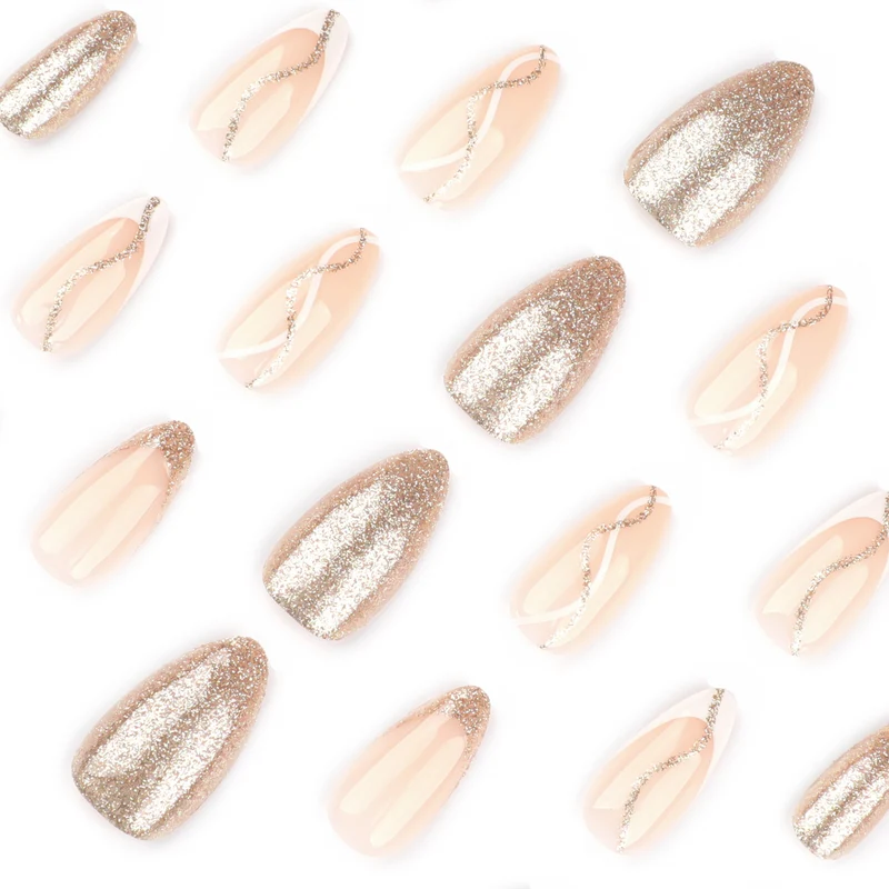Kunstvolle Nagelkunst mit elegantem Gold-Design Karnz