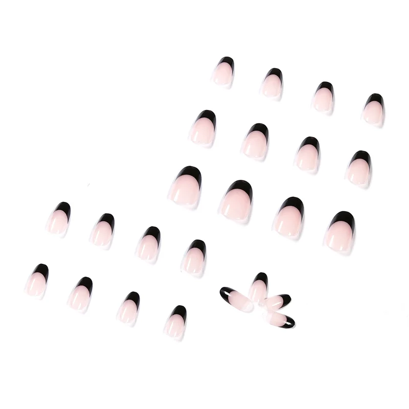 Kunstvolle Nagelkunst mit elegantem French-Tip Design Karnz