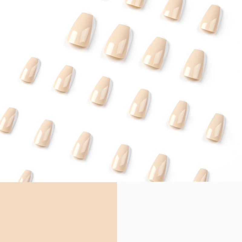 Kunstvolle Nagelkunst mit elegantem French-Tip Karnz