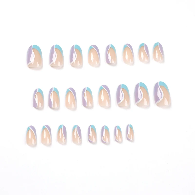 Kunstvolle Nagelkunst mit elegantem Design Karnz